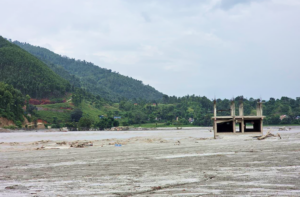 paesaggio colpito dalla catastrofe